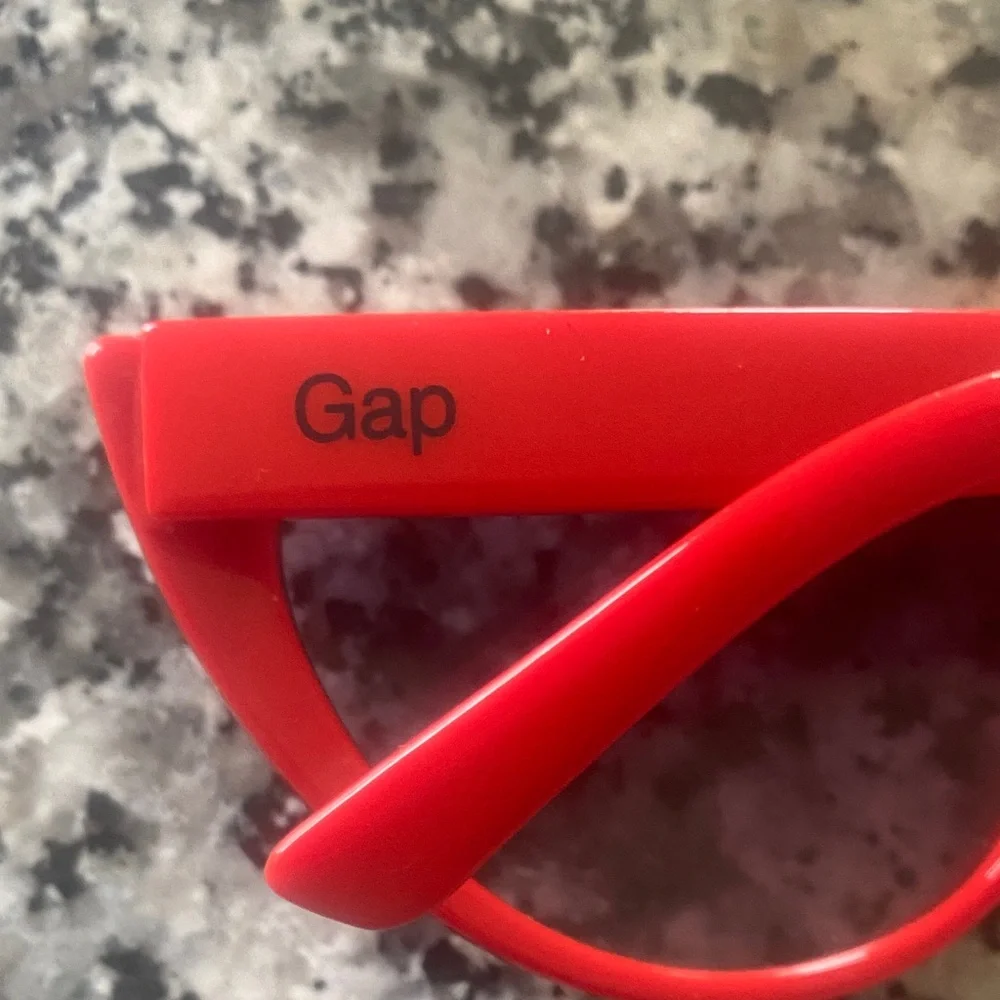 GAP retro style cat eye sunglasses